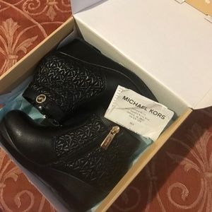 Michael kors little girls boots excellent condition as pictured .